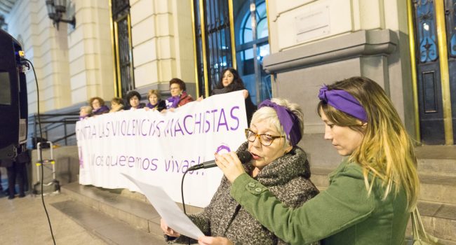 Una mujer leyendo durante la concentración. Foto: Pablo Ibáñez (AraInfo)