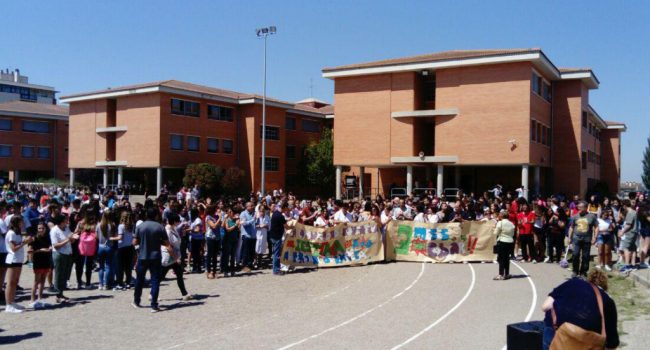 Concentración en el IES Ítaca en apoyo a las trabajadoras de limpieza en 2017.