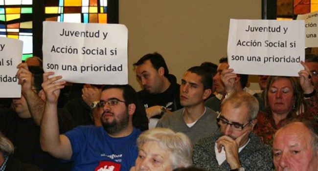 Pancartas reivindicativas durante un Pleno municipal.