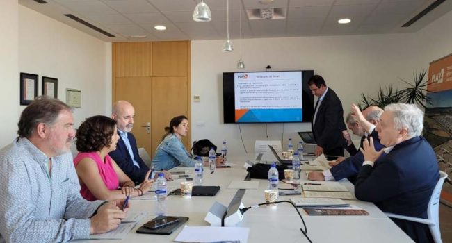 Imagen de archivo de una reunión del Consejo Rector del Aeropuerto de Teruel, en julio de 2024, con la presencia de la alcaldesa Emma Buj y el consejero de la DGA Octavio López. | Foto: Gobierno de Aragón