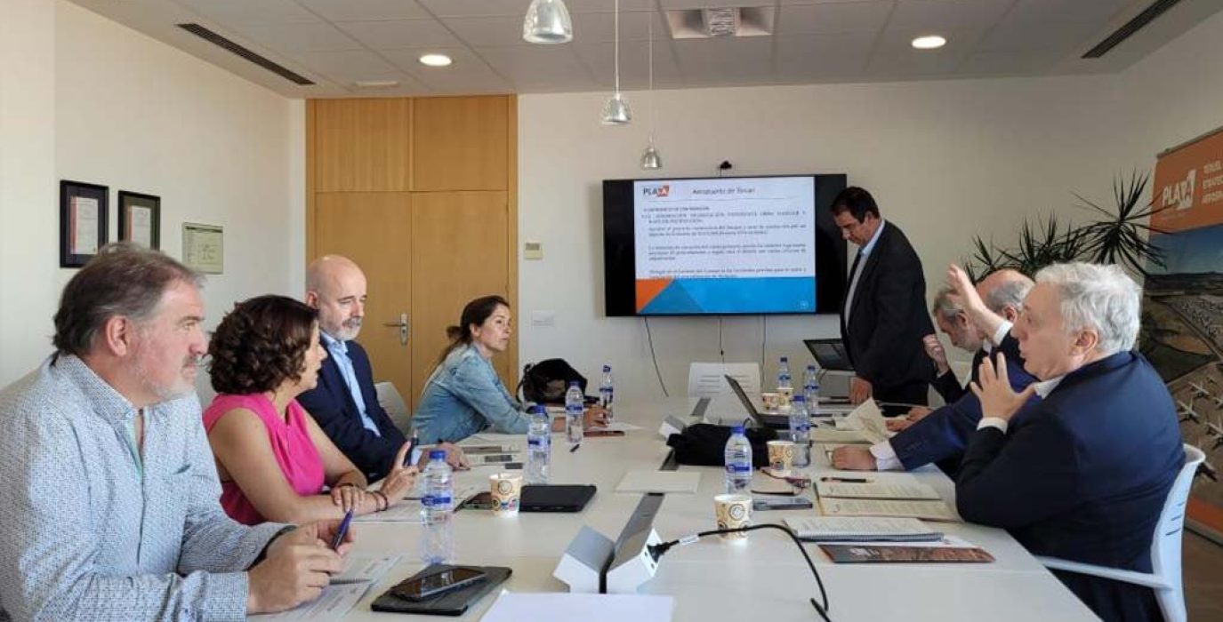 Imagen de archivo de una reunión del Consejo Rector del Aeropuerto de Teruel, en julio de 2024, con la presencia de la alcaldesa Emma Buj y el consejero de la DGA Octavio López. | Foto: Gobierno de Aragón
