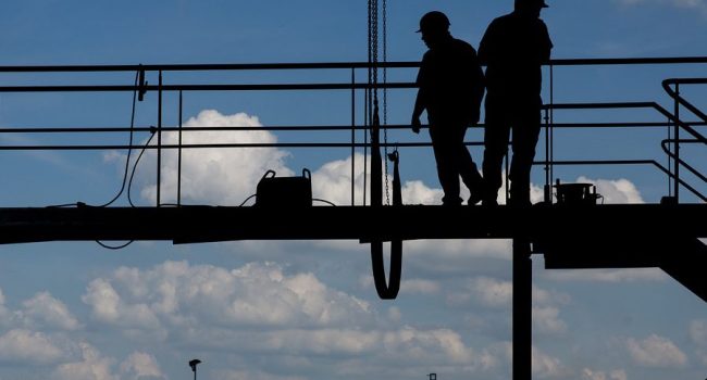 Trabajadores en zona de riesgo de caídas.