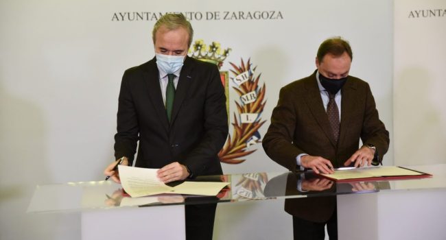 El alcalde de Zaragoza y el decano del Colegio de Abogados de Zaragoza en la firma del convenio