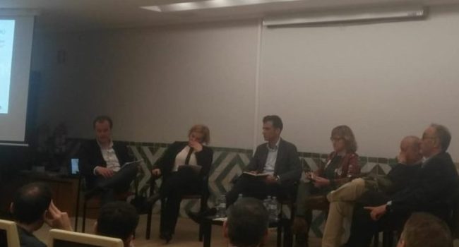 En el centro, el secretario de FACOVI junto a los responsables de las cooperativas que se encargarán de llevar a cabo los nuevos proyectos de cesión de uso en Zaragoza. Foto: Juan Mérida