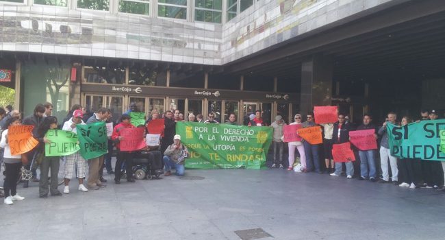 Concentración ante la sede de Ibercaja. Foto: Stop Desahucios