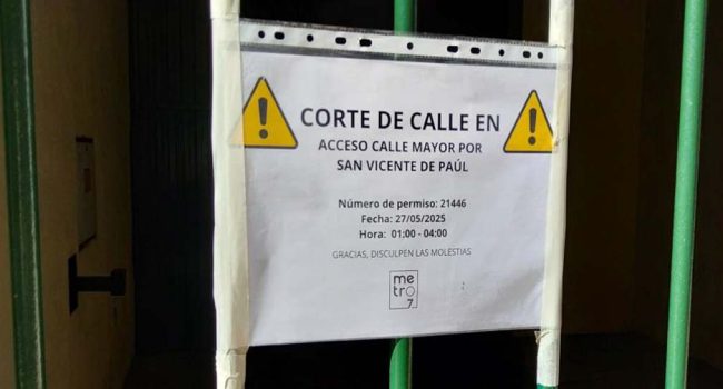 Cartel advirtiendo del corte de la calle en la madrugada. | Foto: Stop Ruido