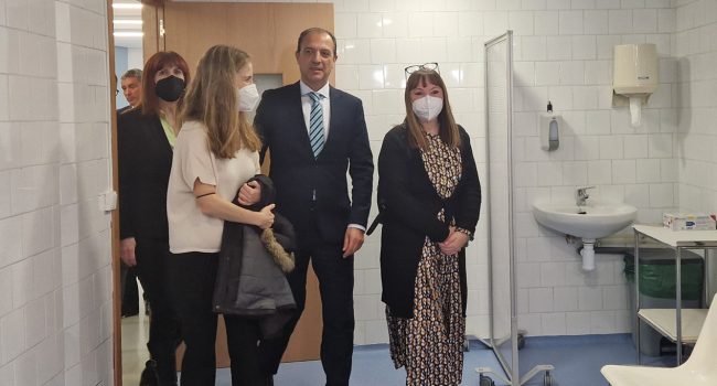 Bancalero junto a representantes de la Asociación Long Covid Aragón en la inauguración de la consulta en diciembre | Foto: DGA