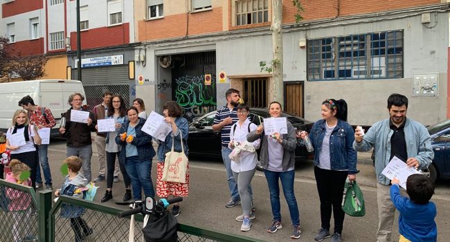 varias personas de las familias con carteles