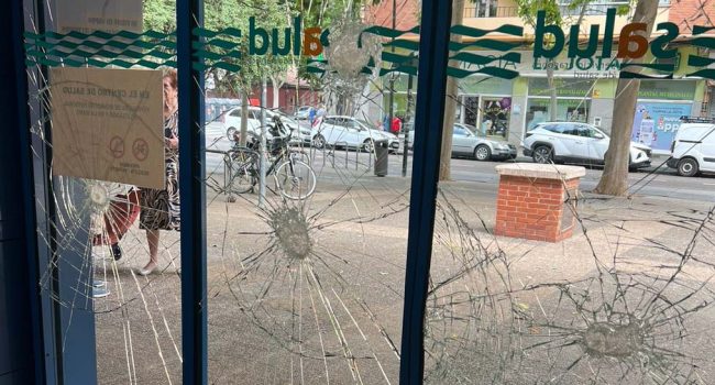 Cristales rotos en la puerta de acceso al Centro de Salud. | Foto: AV La Jota