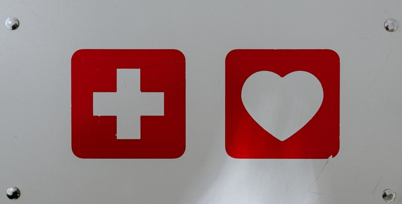 cruz roja corazon AOD claudio schwarz purzlbaum unsplash
