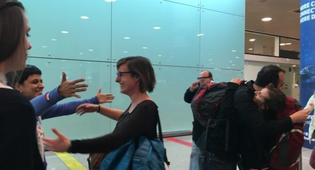 Rebuda a Mireia i Maria a l'aeroport de Barcelona després de la deportació des de Turquia. Foto: CUP