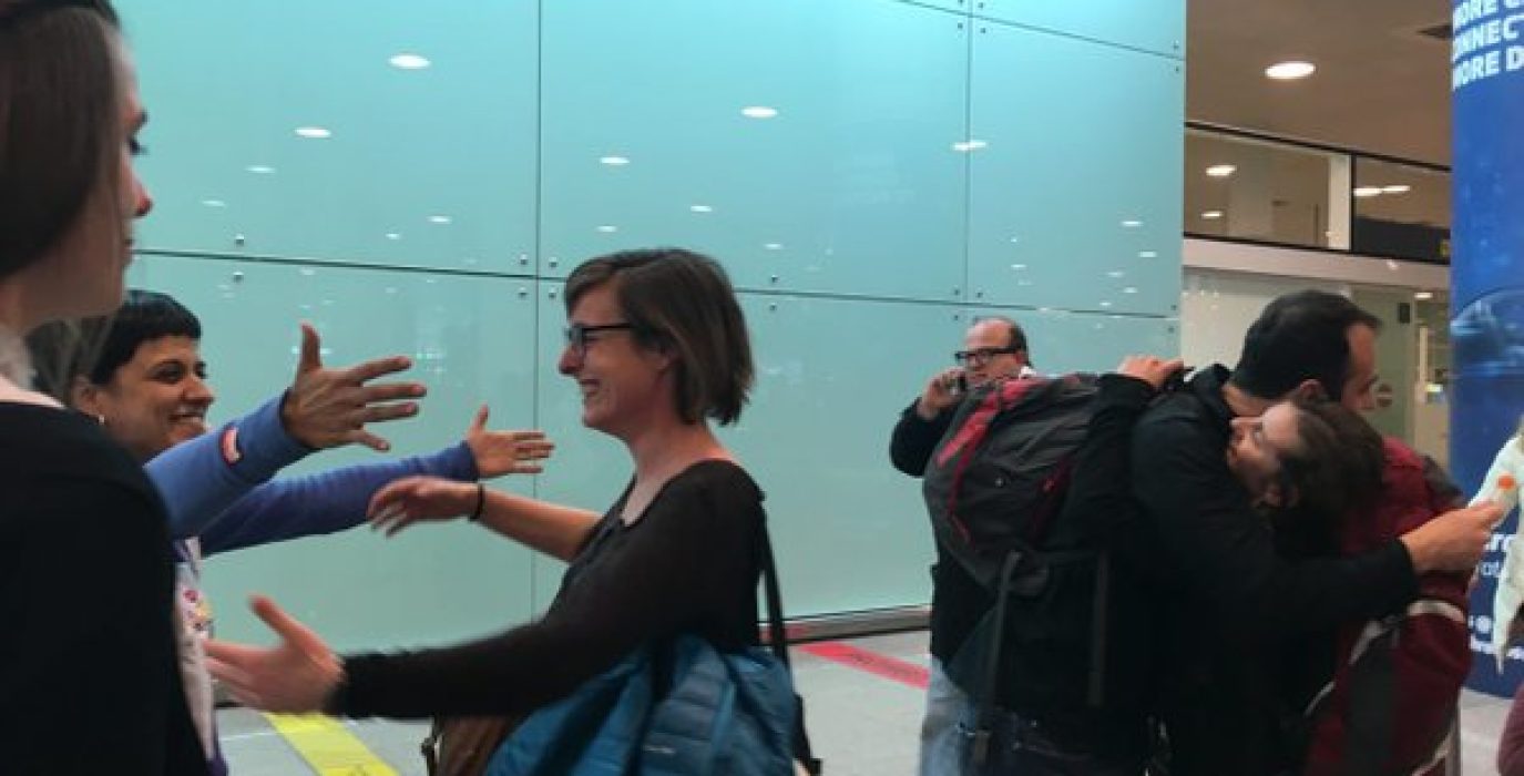 Rebuda a Mireia i Maria a l'aeroport de Barcelona després de la deportació des de Turquia. Foto: CUP