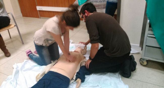 Imagen de un curso de RCP de residentes. Foto: Jara