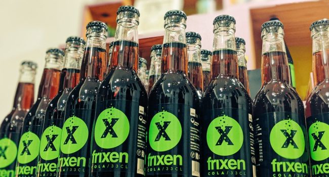 El nuevo botellín de 33 centilitros de Frixen. Foto: Iker G. Izagirre (AraInfo)