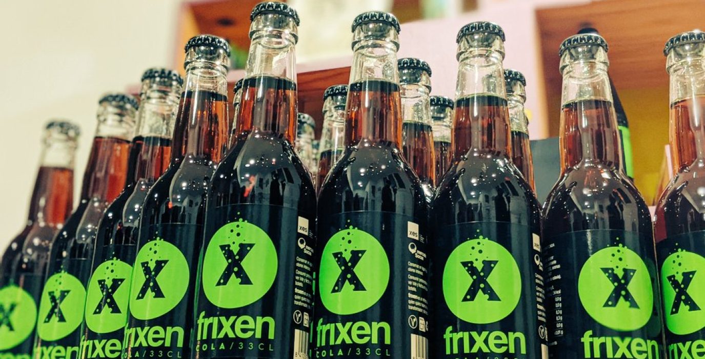 El nuevo botellín de 33 centilitros de Frixen. Foto: Iker G. Izagirre (AraInfo)