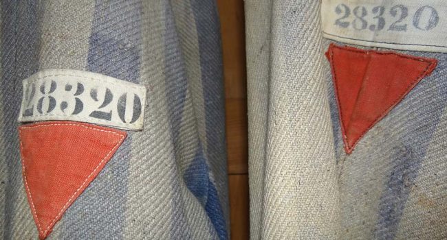 Uniformes de prisioneros con triángulos rojos de presos políticos del Campo de Dachau. |  Foto: Adam Jones, Wikipedia