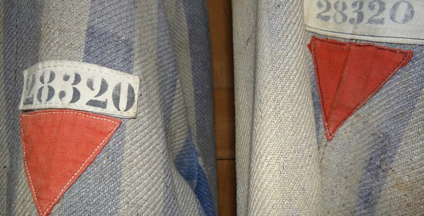 Uniformes de prisioneros con triángulos rojos de presos políticos del Campo de Dachau. |  Foto: Adam Jones, Wikipedia