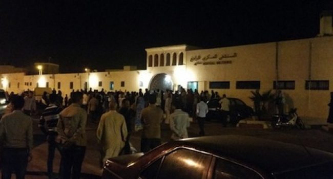 Las inmediaciones del hospital militar de Dajla tras conocerse el fallecimiento de Hassana Eluali Aaleya. Foto: Porunsaharalibre.org