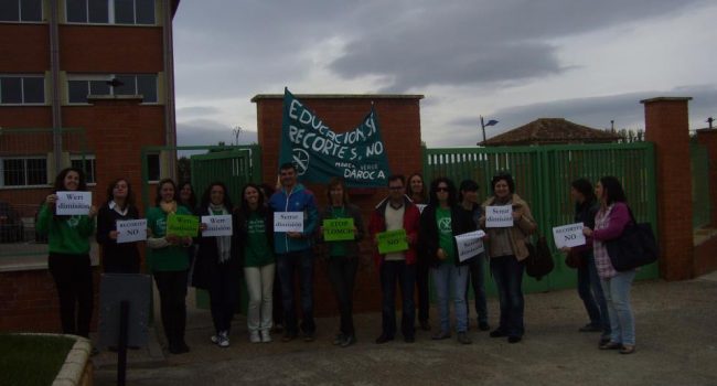 Concentración en la jornada de encierros #25ATomaTuCentro en el IES Comunidad de Daroca. Foto: Marea Verde