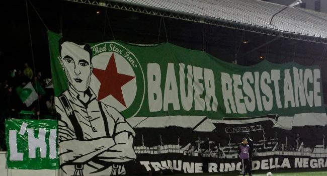 Pancarta recordando a Della Negra en el Estadio Bauer de Saint-Ouen.