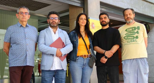 Representantes de la ‘Comunidad Palestina de Cataluña’, en compañía de activistas de RESCOP y de la ‘Comunidad Hispano Palestina Jerusalén’ en el momento de presentar el recurso. | Foto: RESCOP