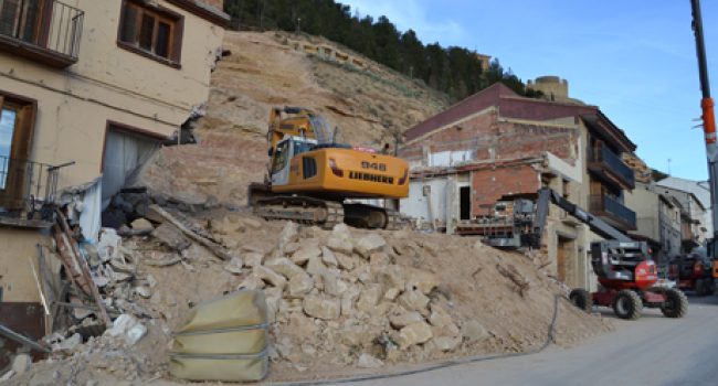 Trabajos de desescombro en Pui Pinos. Foto: Ayuntamiento de Alcañiz.