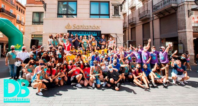 Un grupo de gente de Desafío Buñuel posa frente a cámara con mascarillas