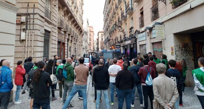 Foto del desahucio en calle San Jorge en 2023. | Foto: Roberto Seral