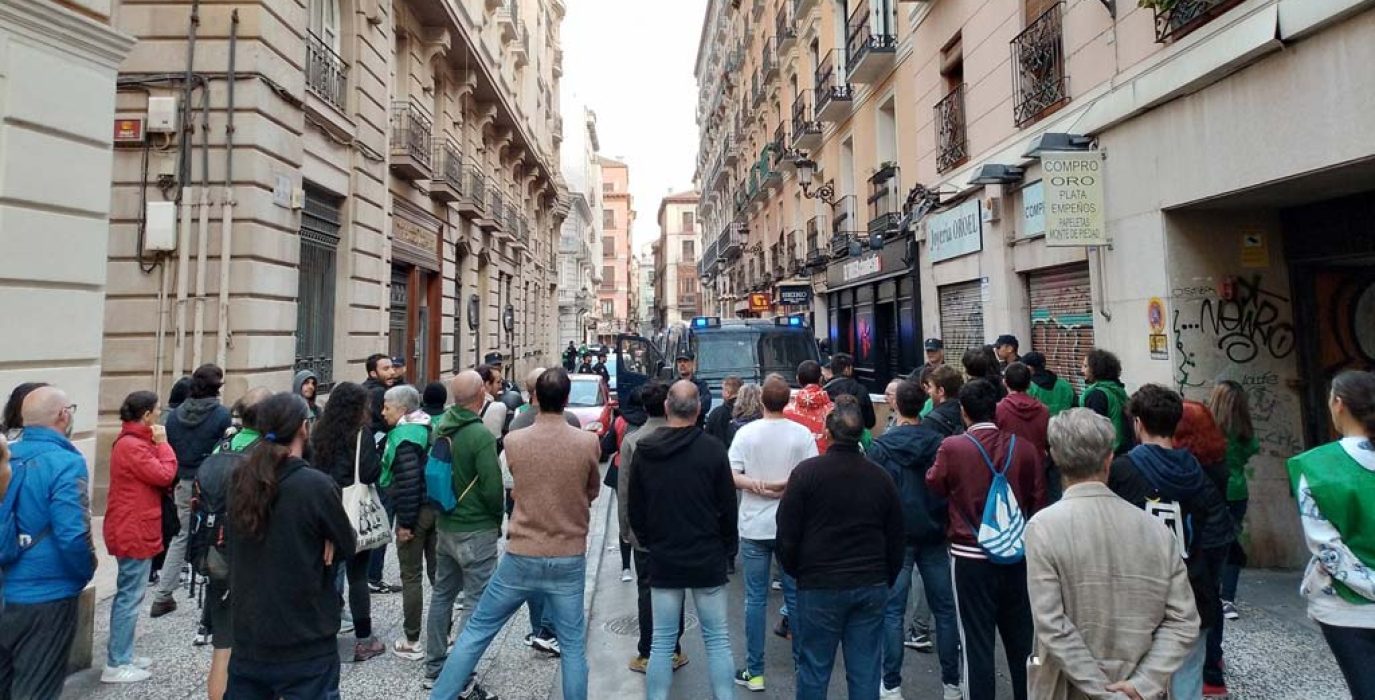 Foto del desahucio en calle San Jorge en 2023. | Foto: Roberto Seral