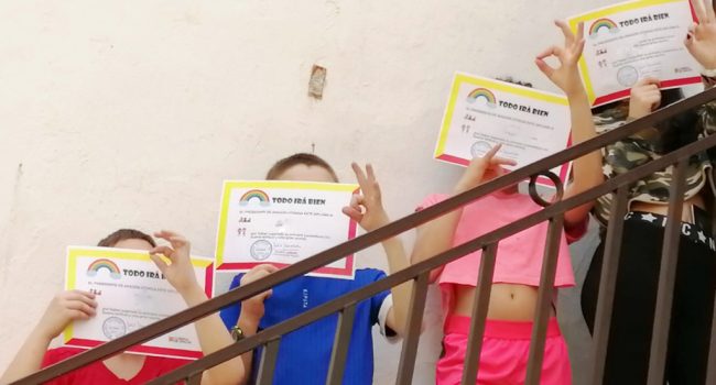 Peques posan con su diploma. Foto: DGA