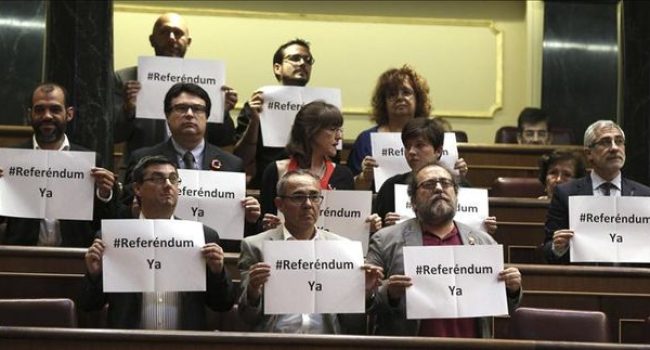 Los diputados de la Izquierda Plural exhiben carteles de "referéndum ya".