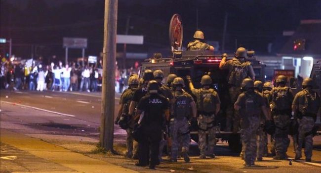 Imagen de las protestas en Ferguson, que continúan pese al toque de queda. Foto: Agencias.