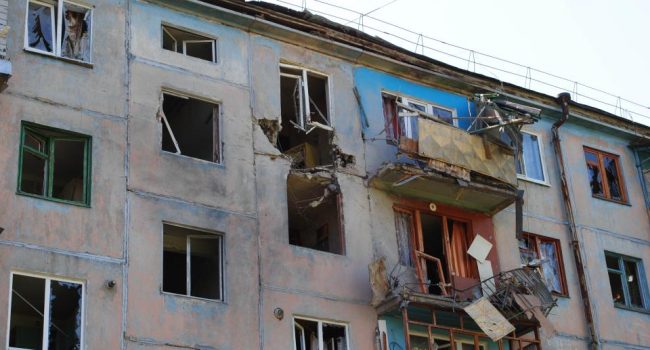 Edificio de Lugansk destrozado por las bombas del gobierno de Kiev. Foto: Eloy Fontán