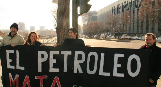 Miembros de Ecologistas en Acción en la sede de Repsol en Madrid.