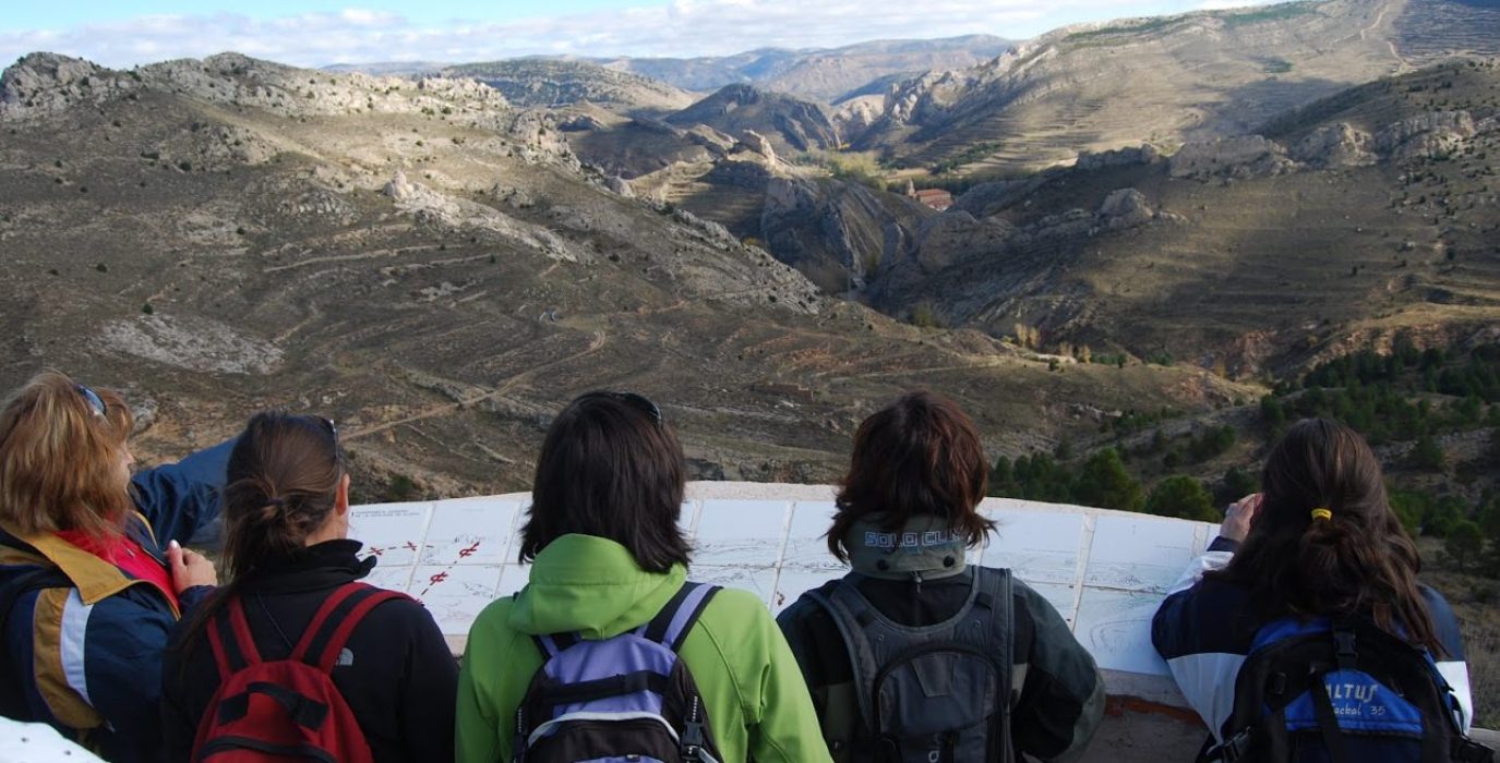 varias personas viendo un paisaje en un mirador durante una actividad de educación ambiental