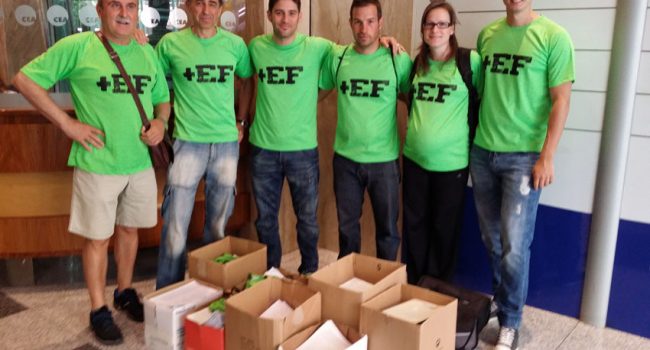 Representantes de +EF durante la entrega de alegaciones la pasada semana. Foto: +EF