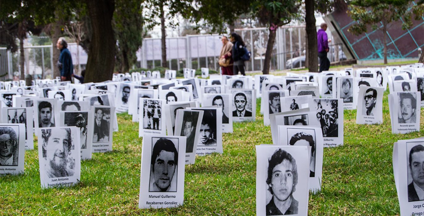 Retratos en blanco y negro de ejecutados y desaparecidos durante la dictadura chilena expuestos en el Parque por la Paz Villa Grimaldi durante la conmemoración del Día del Detenido Desaparecido. Foto: Adrián Solana Mayayo