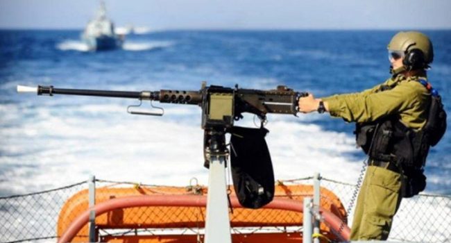 Los soldados israelíes, desde las naves y desde la torreta militar en la Línea Verde, abrieron fuego contra los pescadores en el primer día de alto el fuego en el pasado noviembre. Foto: CC.