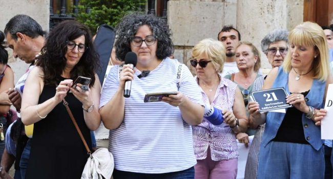 Elvira Martín con el micrófono en la mano durante una de las muchas concentraciones protagonizadas por los vecinos y las vecinas de la zona.