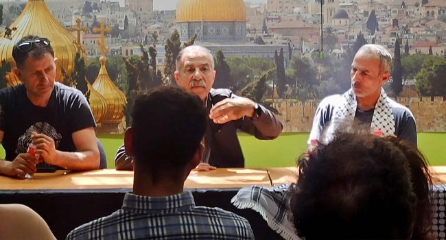 Husni Abdel Wahed se dirige a las personas presentes en Casa Palestina. | Foto: CP