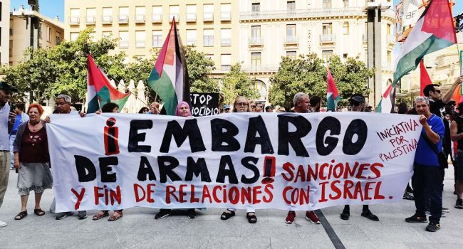 Concentración este martes en Zaragoza reclamando el embargo y la ruptura de relaciones con Israel. | Foto: Iniciativa por Palestina