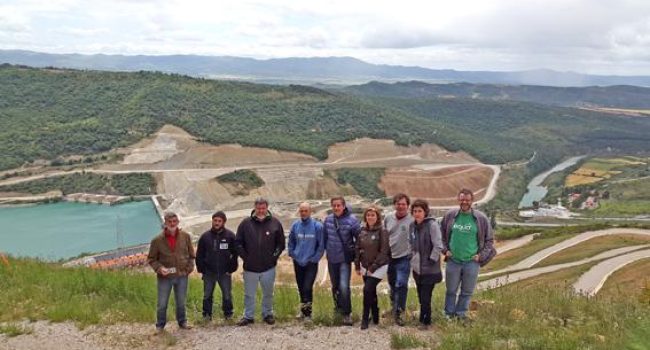 Representantes de Equo Aragón y Equo Nafarroa en el pantano de Yesa.