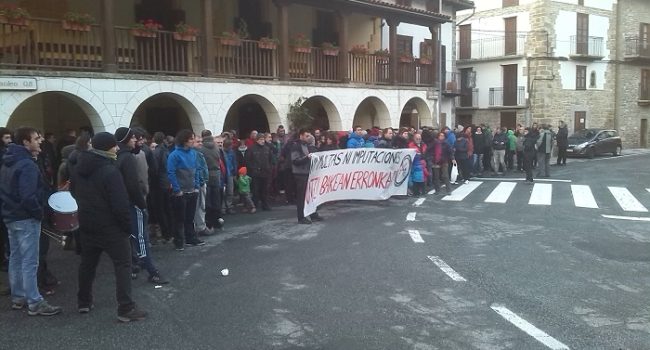 Concentración de las y los vecinos de Erronkari. Foto: Alma Samper.