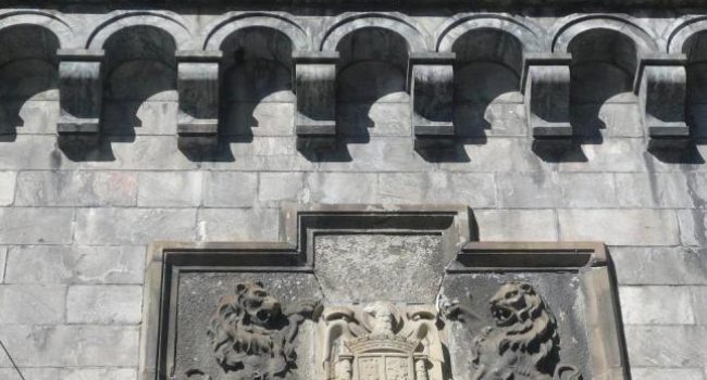 escudo franquista tunel canfranc
