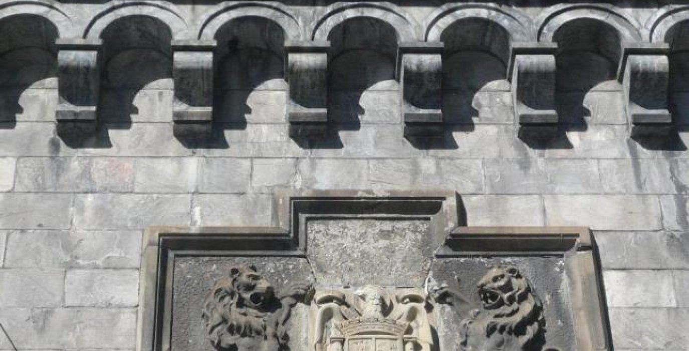 escudo franquista tunel canfranc