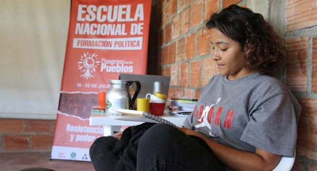 Participante en la Escuela política del Congreso de los Pueblos. Foto: CEDINS