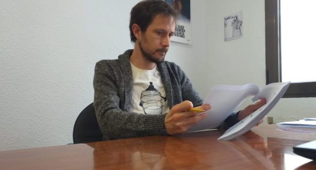 Zésar Corella de espacio municipalista Teruel leyendo unos papeles