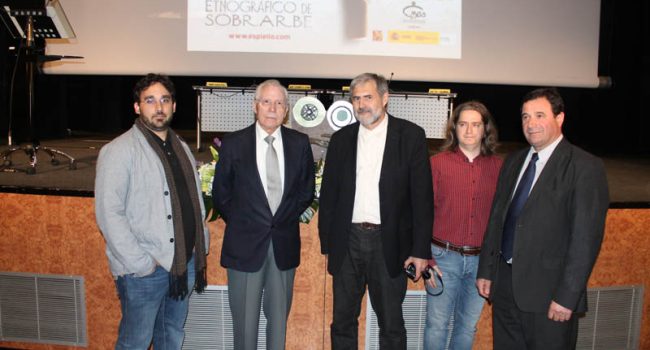 Carmelo Lisón Tolosana junto a los directores del audiovisual sobre su obra y el presidente de la Comarca de Sobrarbe. Foto: Espiello