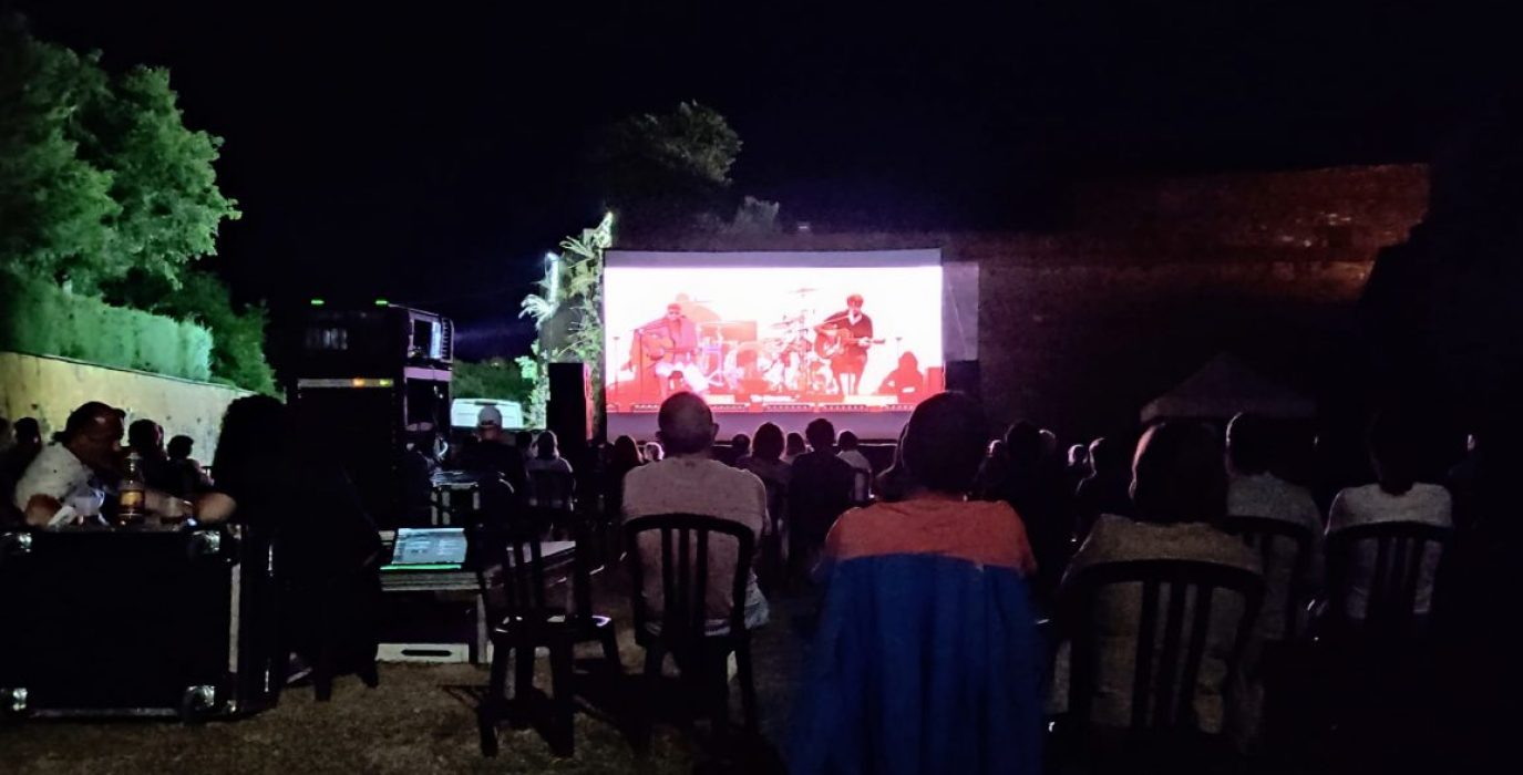 Gente en la plaza del pueblo viendo el cine de Espiello