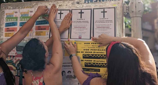 Feministas turolenses pegan esquelas denunciando los asesinatos machistas | Foto: 8M Teruel